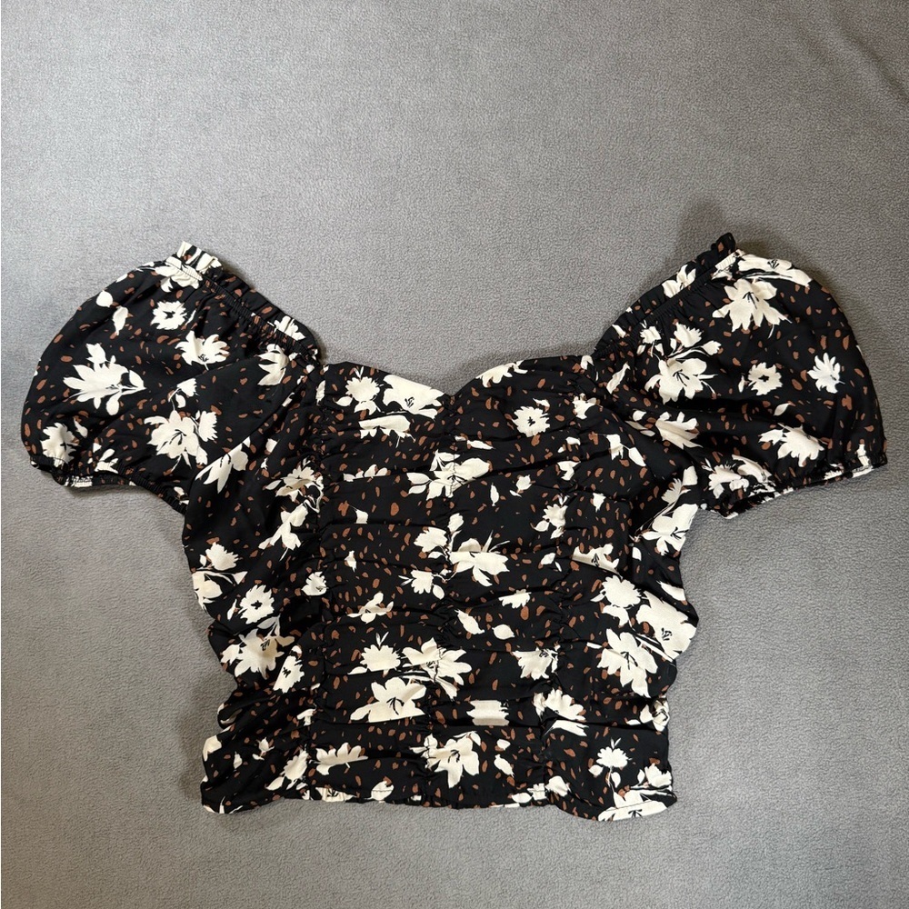 Paper Crane Ruched Puffy Sleeve Floral Black and White Women's Crop Top
